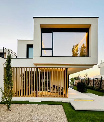 Fachada con madera tecnológica